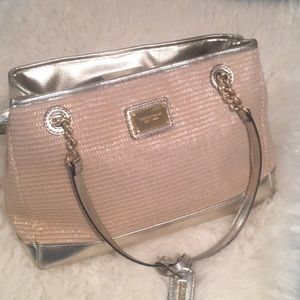 🛍👜Tignanello Straw Purse w/Gold Embellishments